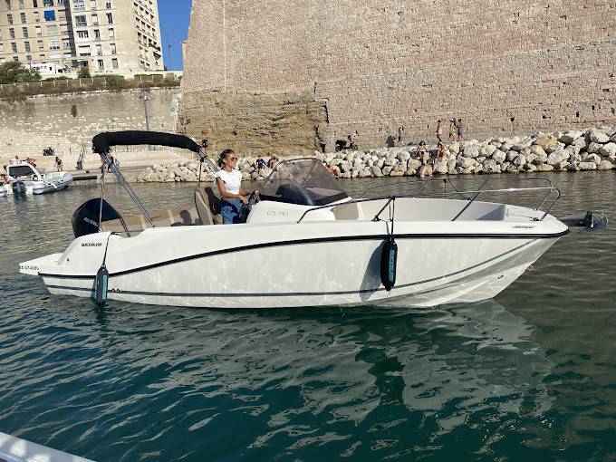 Est-ce que je peux aller aux calanques de Marseille avec le bateau ?