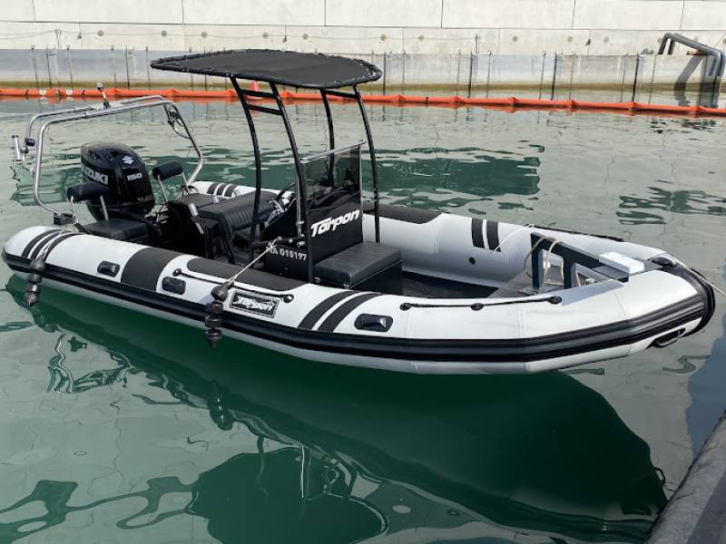 Est ce que je peux louer un bateau et c’est mon ami qui conduit ?