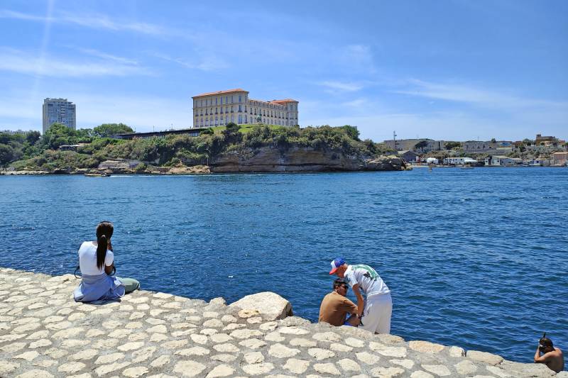 Balade en mer avec un bateau sans permis dans la Rade de Marseille et l'Archipel du Frioul