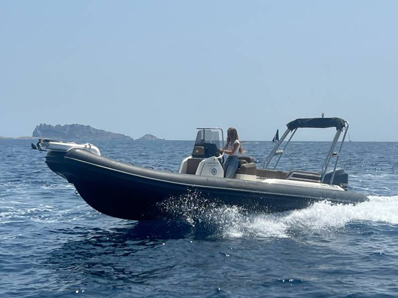 Bateau Bsc 70 version Ebony Semi rigide à louer à Marseille