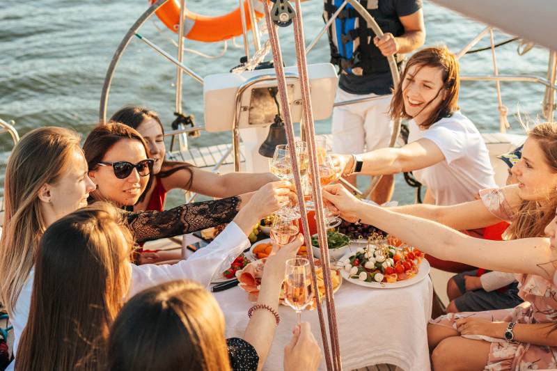 Apéro baignade sur un bateau à Marseille avec Lokaboat